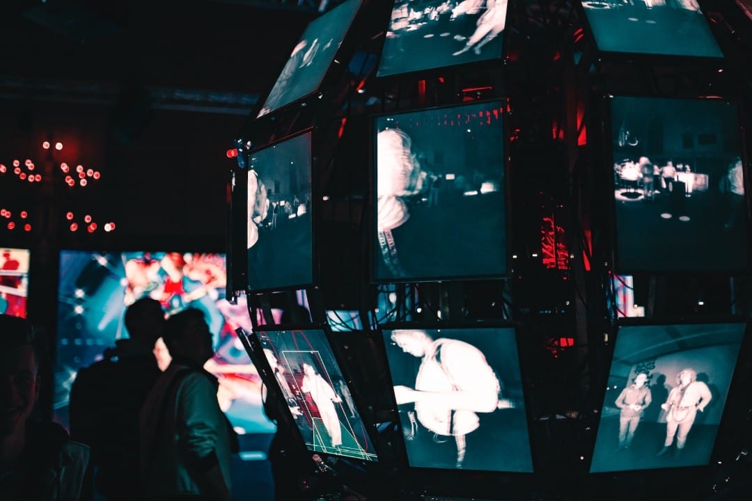 technology-screens-people-at-event-growth-investing-header.jpg