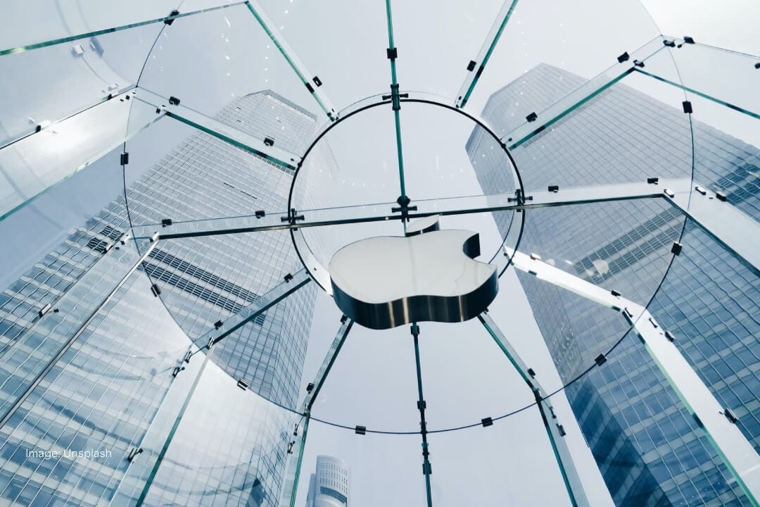 apple-company-logo-in-building-glass-roof.jpg